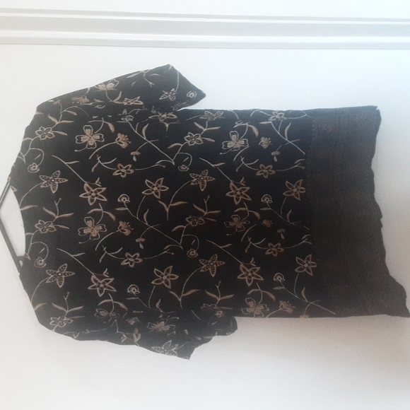 M.P.H. Floral Pattern Button Down Top Sz L - Picture 4 of 5